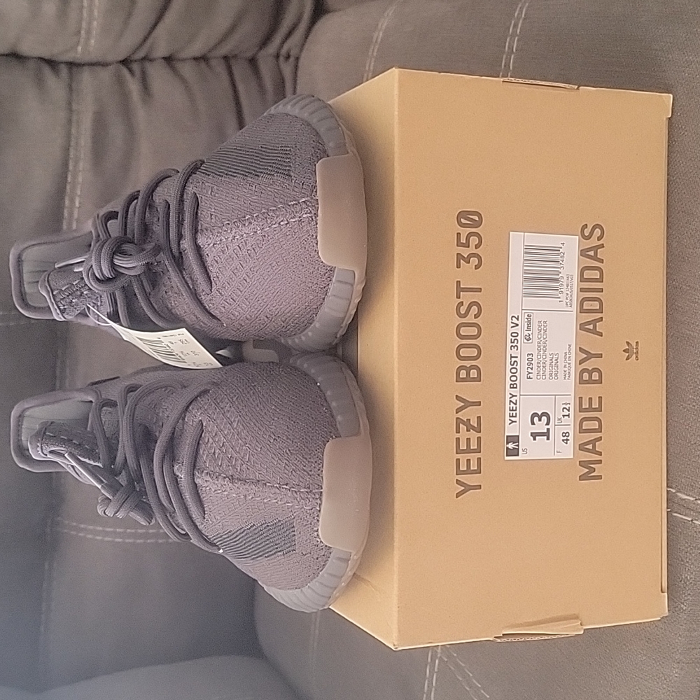 Yeezy Boost 350 V2 dead stock